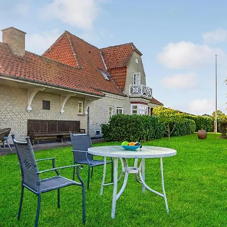 בית נופש 4 Bedroom Stunning In L טוריג